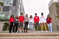 LifeScience_Students_standing4