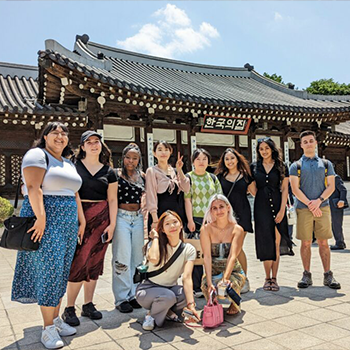 York University and Chung-Ang University students posing in front of the Korean House cultural centre