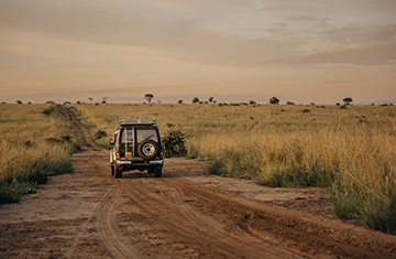 Safari car in the savannah, Murchsion Falls Nationalpark, Uganda