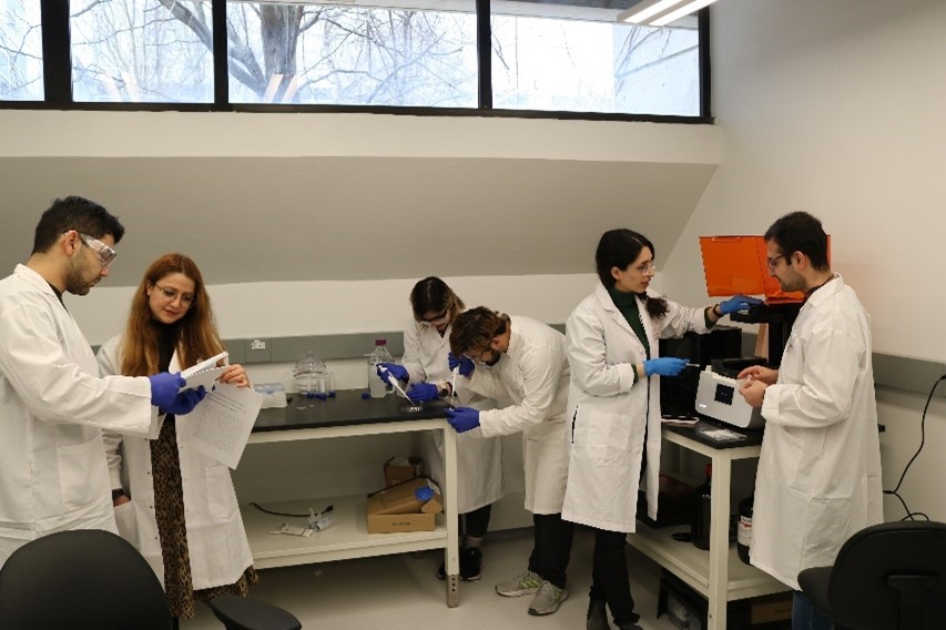 Professor Neda Salahandish and student researchers working in LAB-HA